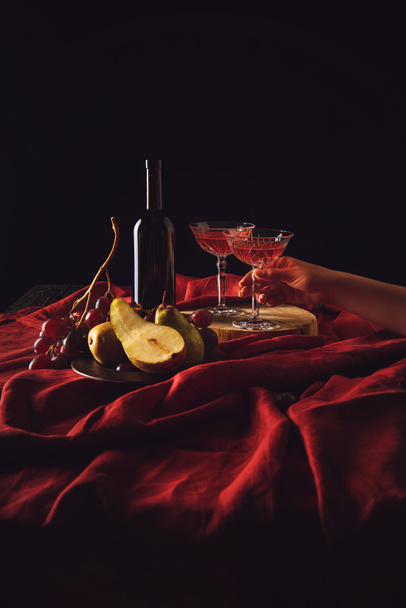 Csendélet gyümölcsökkel és a vörös drapéria, fekete bor - Fotó, kép