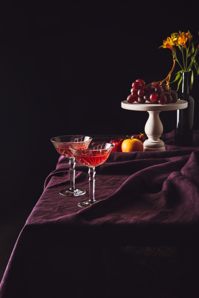vezető pohár bor állni szőlő és alma, tábla, Kárpit, fekete - Fotó, kép