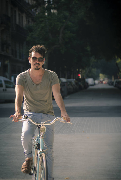 hombre con una bicicleta de época en una ciudad
 - Foto, imagen