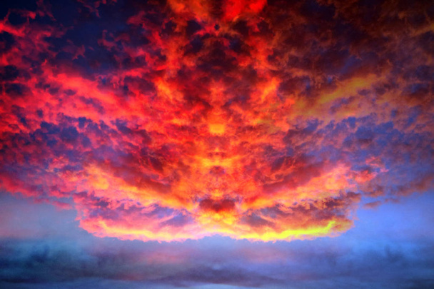 heijastus punainen ikuinen liekki pilvi ja sininen taivas tausta
 - Valokuva, kuva