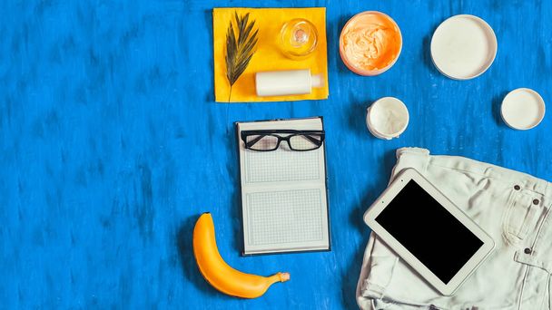 πρότυπο. σημειωματάριο, γυαλιά, tablet, κρέμα, μπλε φόντο. Μπανάνα. κοχύλια. καλοκαιρινό σετ - Φωτογραφία, εικόνα