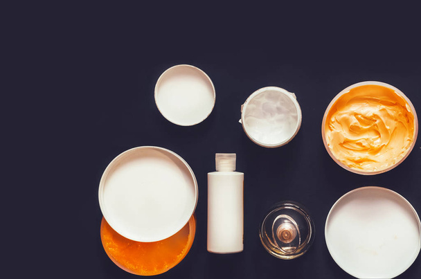 Lichaamsverzorging. room, balsem, melk, parfum. Vrouwelijke set. zicht van bovenaf - Foto, afbeelding