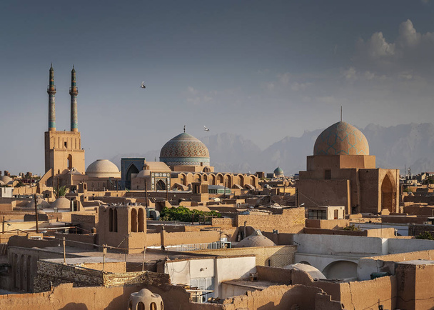 στέγες στο κέντρο της πόλης Τζαμί και τοπίο θέα yazd πόλη παλιά πόλη στο Ιράν - Φωτογραφία, εικόνα