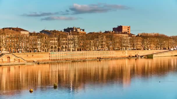 Timelapse Tounis wharf Toulouse, Fransa Garonne Pont-Neuf, üzerinden kenarına Rue de Metz ve köprü çekme Tounis için Quai de la Daurade köşesinde sokak. - Video, Çekim