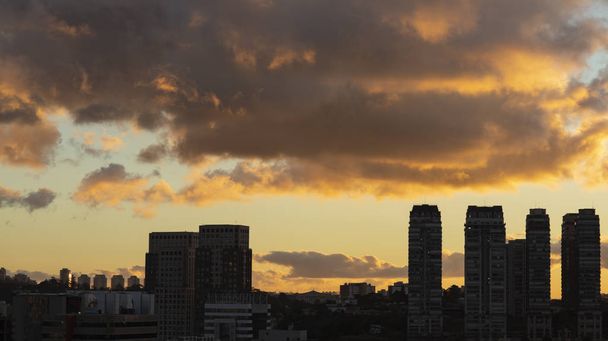  große Gebäude in der Großstadt und ein schöner Sonnenuntergang, Brasilien Südamerika, mehr Optionen in meinem Portfolio  - Foto, Bild