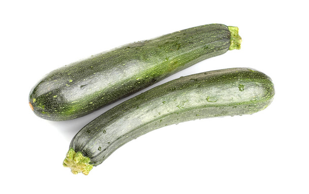 zwei frische Zucchini auf weißem Hintergrund. isoliert - Foto, Bild