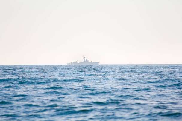 Een oorlogsschip aan de horizon van de zee - Foto, afbeelding