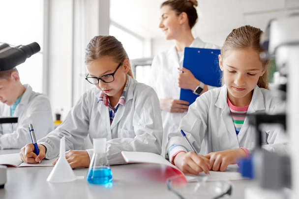 teacher and students studying chemistry at school - Fotoğraf, Görsel