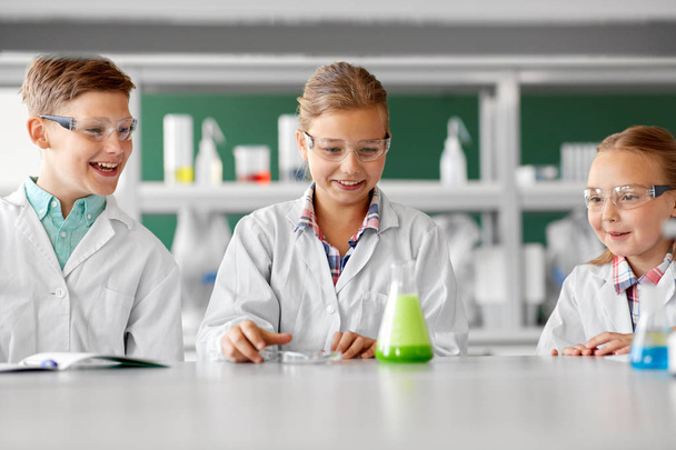 kids with test tube studying chemistry at school - Foto, imagen
