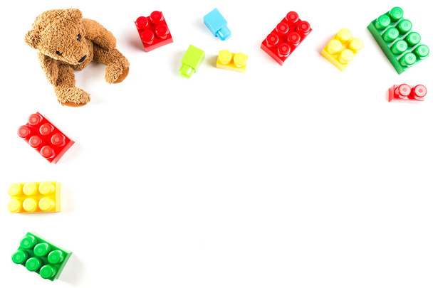 Kids speelgoed achtergrond met teddybeer en kleurrijke blokken - Foto, afbeelding