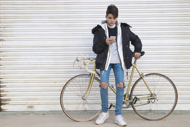 jeune mode urbaine avec vélo et téléphone portable
 - Photo, image