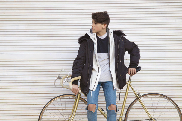 молодой модный винтажный велосипед на стене улицы
 - Фото, изображение