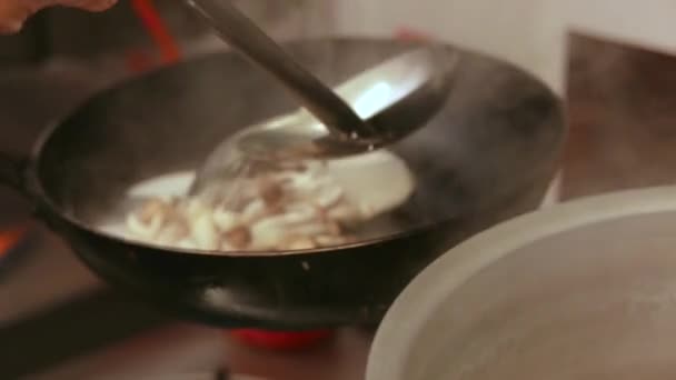 nainen ruoanlaitto herkullisia sieniä musta paistinpannu
 - Materiaali, video