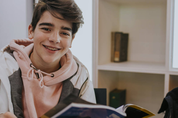 νεαρός έφηβος διαβάζοντας το βιβλίο ή το περιοδικό - Φωτογραφία, εικόνα