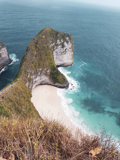 Όμορφη Kelingking παραλία και τα βράχια σε Nusa Penida, Μπαλί, Ινδονησία - Φωτογραφία, εικόνα