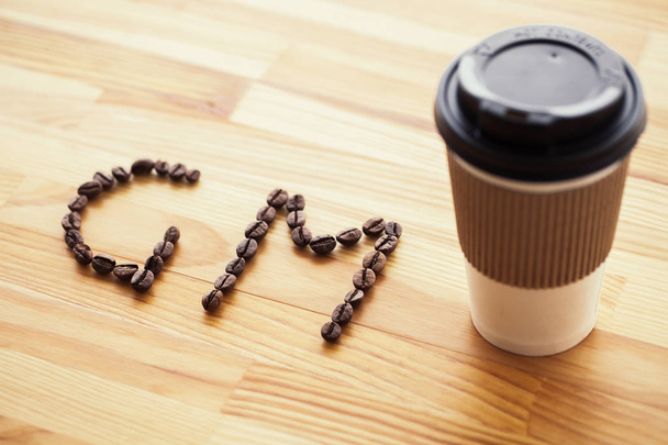 Dzień dobry. Coffee Time. Kawa na wynos i fasoli na podłoże drewniane. - Zdjęcie, obraz