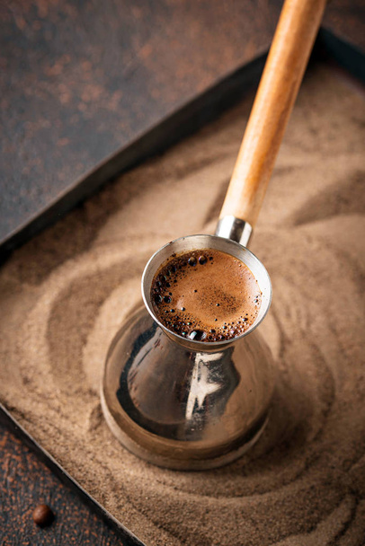 Cezve で伝統的なトルコ コーヒー。選択と集中、トーン - 写真・画像