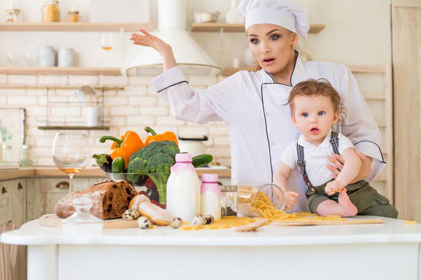 warm and loving relationship between mother and child in the kitchen - Foto, afbeelding