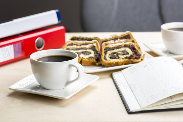 Ας συναντηθούμε στο γραφείο με καφέ και μπισκότα - Φωτογραφία, εικόνα