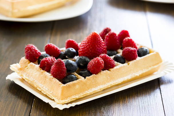 Waffles with fruit - a tasty snack - Foto, imagen