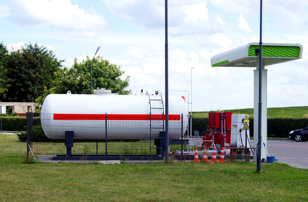 Folyékony propán benzinkút. Töltő állomás LPG cseppfolyós propán gáz a jármű tartályokba. Környezetbarát üzemanyag. - Fotó, kép