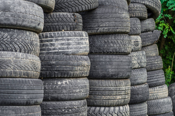 Neumáticos viejos usados apilados en pilas
 - Foto, imagen