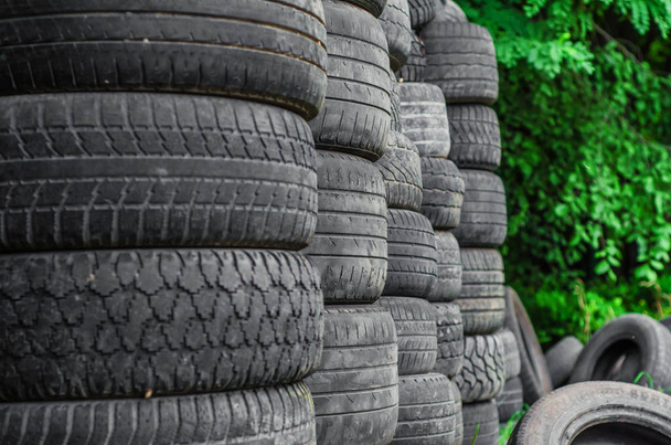 Staré pneumatiky ojeté auto skládaný v hromadách - Fotografie, Obrázek