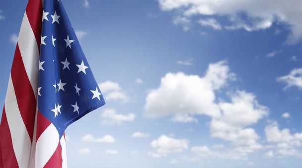 Αμερικανική σημαία στον γαλάζιο ουρανό - Φωτογραφία, εικόνα