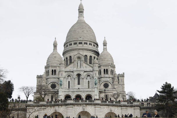 A Basílica do Sagrado Coeur, em Paris, no cume da colina de Montmartre
 - Foto, Imagem