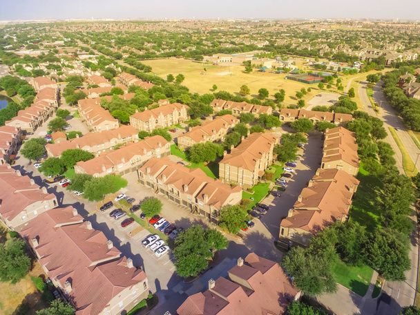 Complexo de prédios de apartamentos com vista aérea perto de parque recreativo e canal em Irving, Texas, EUA
. - Foto, Imagem