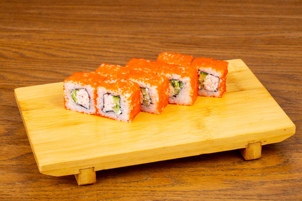 Delicioso conjunto de rollos de sushi de California
 - Foto, imagen
