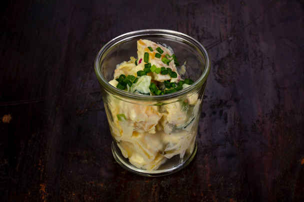 Patata hervida con salsa y cebolla verde
 - Foto, imagen