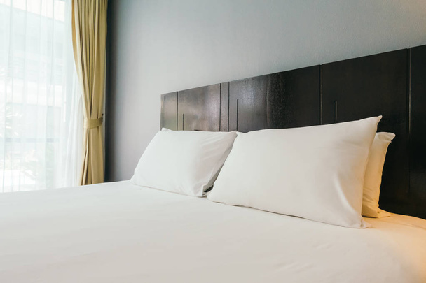 Beyaz rahat yastık yatak dekorasyon otel yatak odasında - Fotoğraf, Görsel