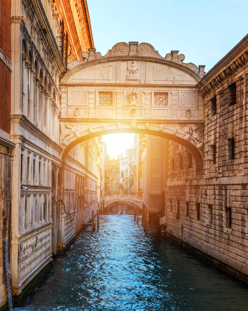 Blick auf die Seufzerbrücke (Ponte dei Sospiri) und den Canal del Rio de Palazzo o de Canonica von der Riva degli Schiavoni in Venedig, Italien. Im Hintergrund ist die Ponte de la Canonica zu sehen. - Foto, Bild