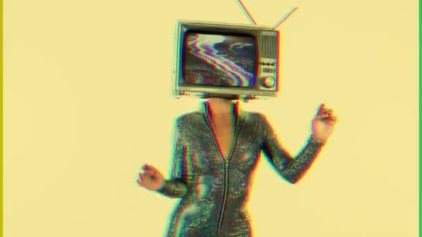 increíble mujer bailando y posando con una televisión como una cabeza. la televisión tiene vídeo estático y distorsionado en él
 - Imágenes, Vídeo
