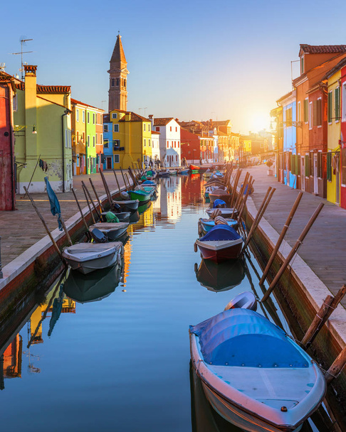 ブラーノ島の運河のボートと美しい、カラフルな建物の美しい景色。ブラーノ島村は、そのカラフルな家々 で有名です。ヴェネツィア, イタリア. - 写真・画像