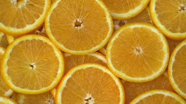 Draaien verse sinaasappelen van citrus vruchten. Naadloze loops spinnen gesneden sinaasappelen. - Video