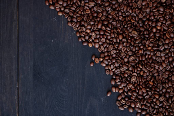 Крупный план студийного фото жареных кофейных зерен
 - Фото, изображение