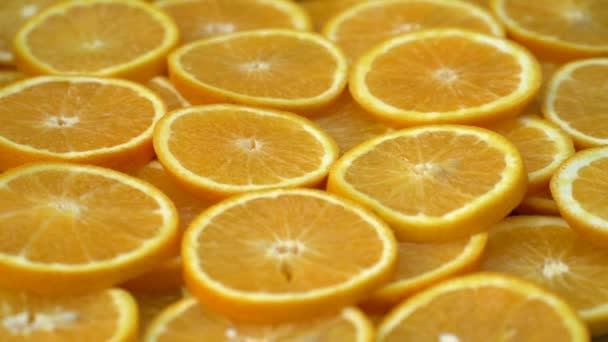 Taze narenciye portakallar meyve döndürün. Portakal dilimli sorunsuz döngü iplik. - Video, Çekim