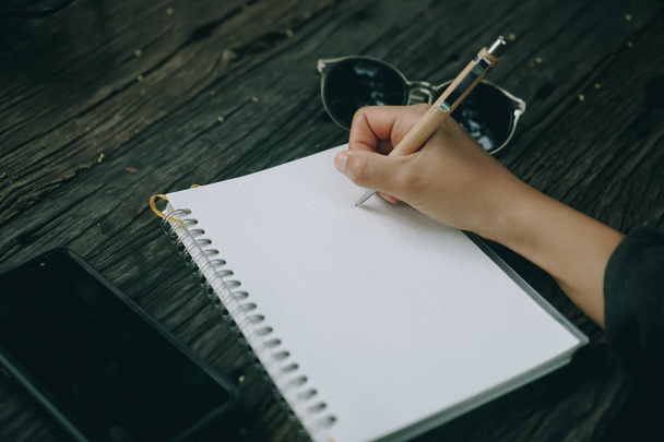 Másolja a hely-ból asszony kezét írásban rögzített nap világos háttér fehér notebook. - Fotó, kép