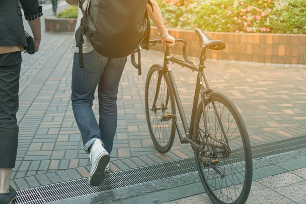 Homme marche avec vélo sur le chemin de chemin avec la lumière du soleil vintage couleur ton style arrière-plan
 - Photo, image