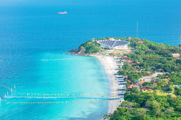 Высокий вид на пляж Фасаме с заливом Ко Лан, Паттайя, Чонбури, Таиланд
 - Фото, изображение