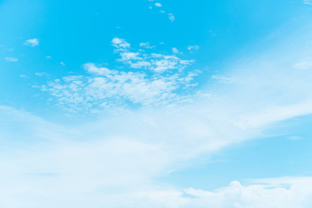 Kopieren Raum Sommer blauer Himmel und weiße Wolke abstrakten Hintergrund. - Foto, Bild