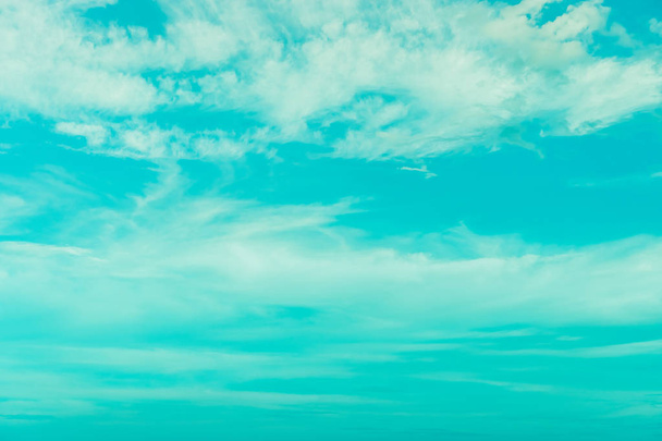 Копировать пространство летом голубое небо и белое облако абстрактный фон. - Фото, изображение