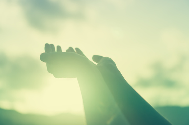 Nainen kädet paikka yhdessä kuin rukoilee luonnon edessä vihreä tausta
. - Valokuva, kuva
