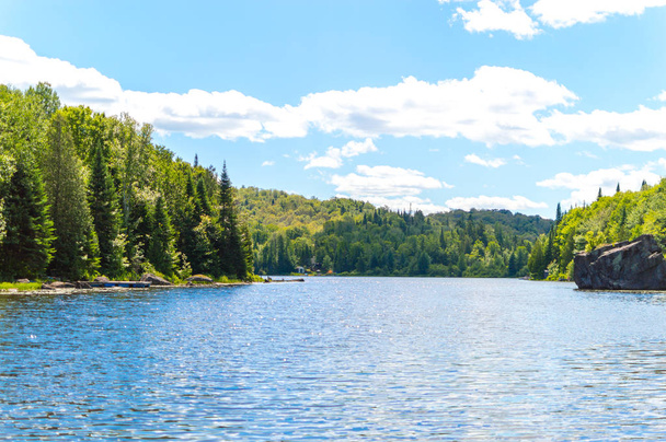 Vista panorámica de un lago en Quebec, Canadá
 - Foto, Imagen