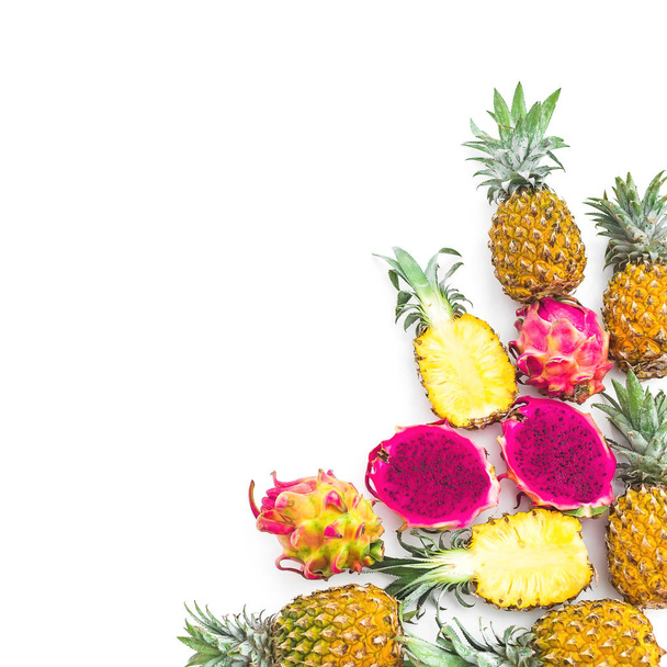 Frits kavramı ananas ve dragon beyaz arka plan üzerinde meyve. Düz yatıyordu, en iyi görünümü. - Fotoğraf, Görsel
