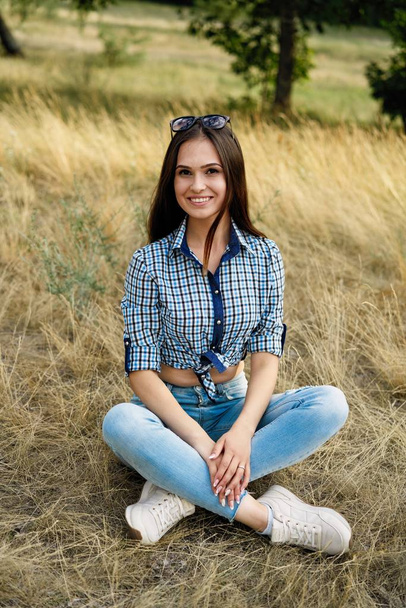 Beautiful young woman in casual clothes posing outdoor   - Foto, afbeelding