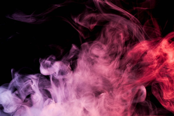 Hustý kouř barevné růžová, fialová, červená na černém pozadí izolované. Pozadí z kouře vap - Fotografie, Obrázek