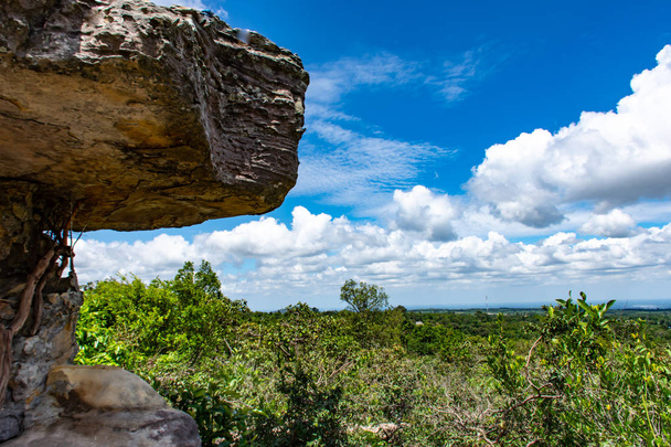 Kamień i piękne niebo na Moutain w parku narodowym Hin Ngam, Chaiyaphum w Tajlandii na Pa. Skryte w Tajlandii. - Zdjęcie, obraz